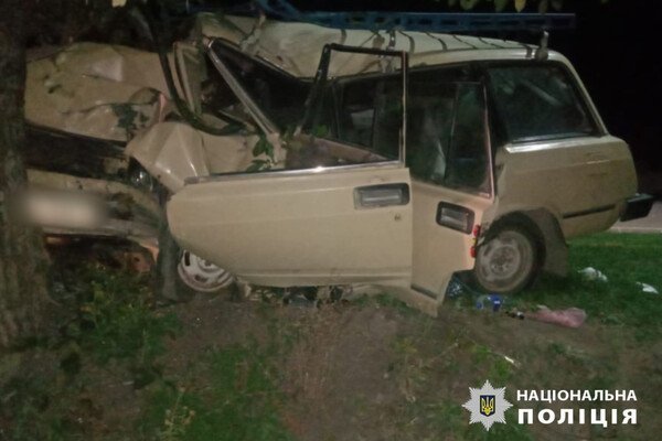 В Одесской области автомобиль врезался в дерево: травмировались три человека