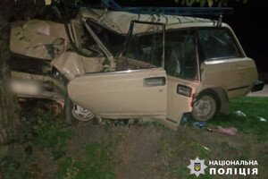 В Одесской области автомобиль врезался в дерево: травмировались три человека
