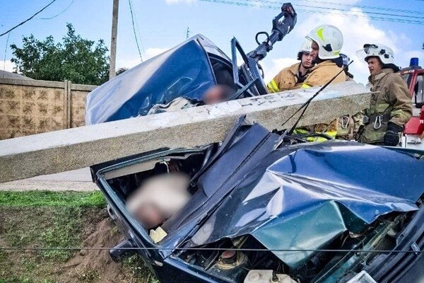 В Одесском районе автомобиль сбил столб: несколько человек получили травмы