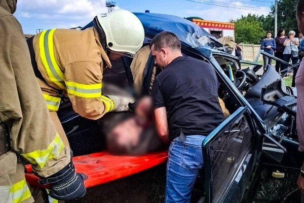 В Одесском районе автомобиль сбил столб: несколько человек получили травмы