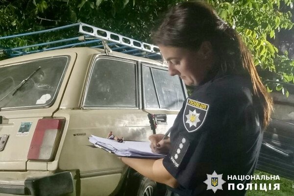 В Одесской области автомобиль врезался в дерево: травмировались три человека
