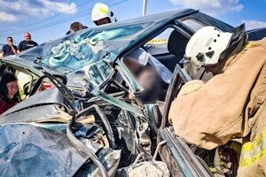 В Одесском районе автомобиль сбил столб: несколько человек получили травмы