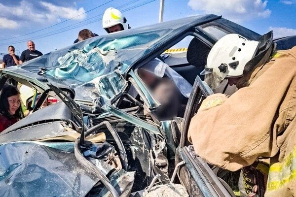 В Одесском районе автомобиль сбил столб: несколько человек получили травмы