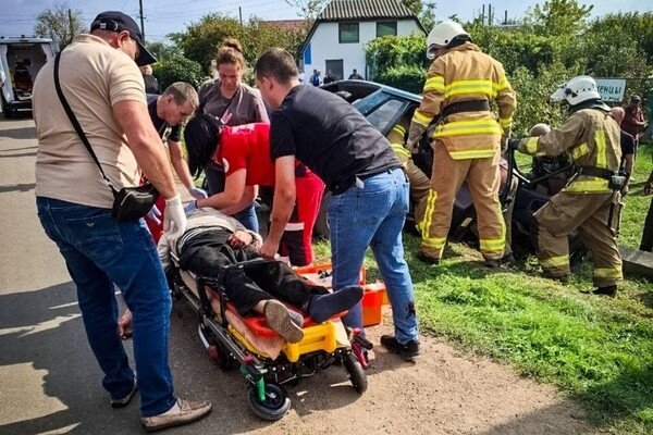 В Одесском районе автомобиль сбил столб: несколько человек получили травмы