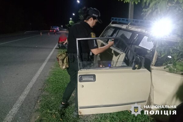 В Одесской области автомобиль врезался в дерево: травмировались три человека