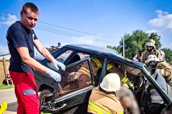 В Одесском районе автомобиль сбил столб: несколько человек получили травмы