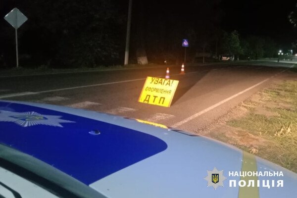 В Одесской области автомобиль врезался в дерево: травмировались три человека