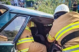 В Одесском районе автомобиль сбил столб: несколько человек получили травмы