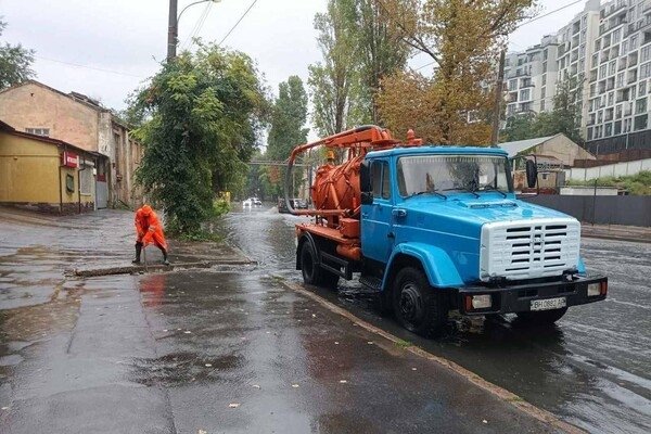 В Одессе из-за непогоды полностью затопило некоторые улицы, не курсируют несколько трамваев (обновлено)