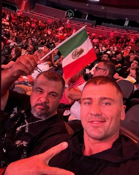 Канело на очах в українця відлупцював непереможного суперника в чемпіонському поєдинку: найкращі моменти бою