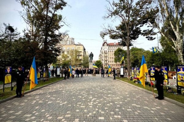 Без слез нельзя смотреть: на Аллее Героев в Одессе добавили еще 64 имени