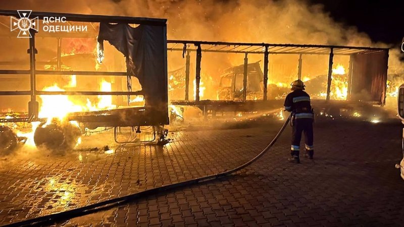 «Шахеди» атакували порт в Ізмаїлі: зупинено роботу пункту пропуску на кордоні з Румунією (фото)