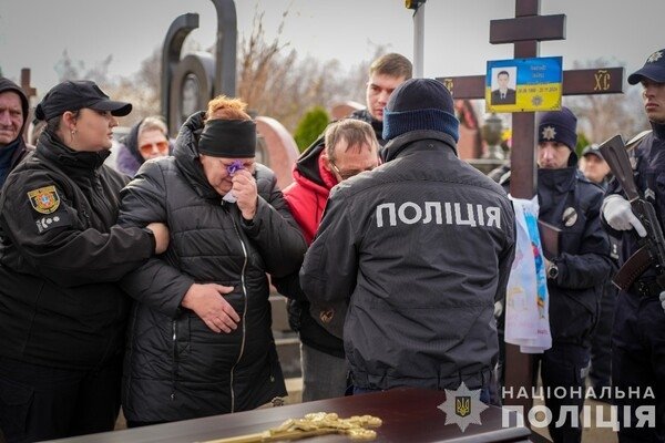 В Одессе простились с полицейским, который получил тяжелые ранения во время обстрела города 18 ноября