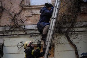 В Одессе обрушилась часть дома, который пострадал после обстрела