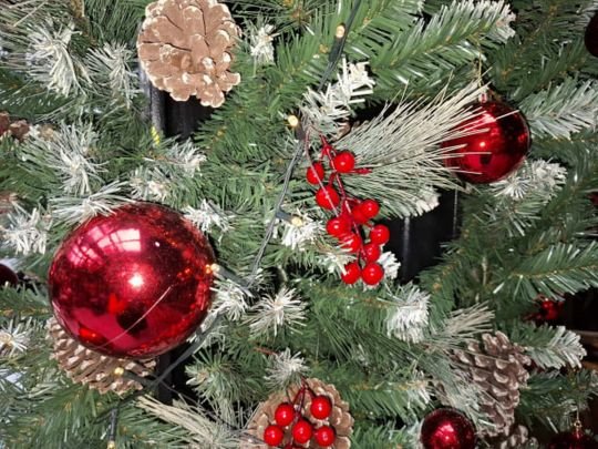 Шишка на ялинці — символ достатку: як використовувати цей декор в інтер'єрі