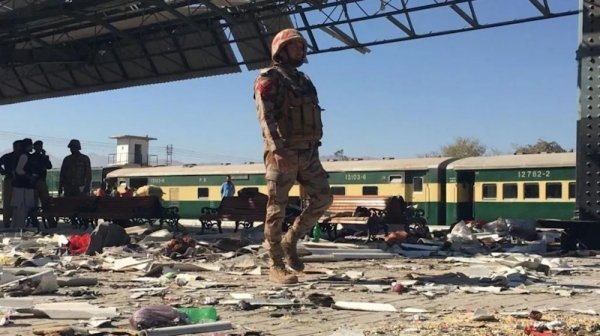 Теракт в Пакистане: взрыв на ЖД станции Кветта унес жизни 25 человек