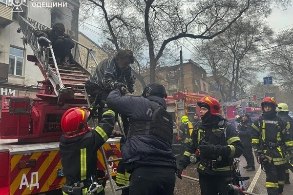 В Одессе горела квартира на Троицкой: пострадали три человека