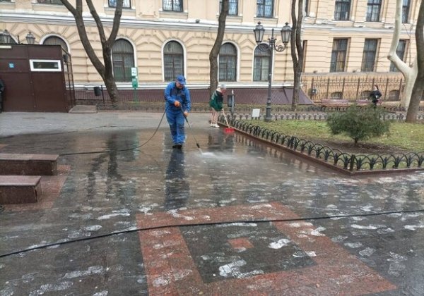 В Одессе запятнали белой краской плитку в Городском саду