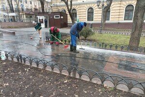 В Одессе запятнали белой краской плитку в Городском саду