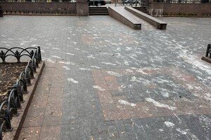 В Одессе запятнали белой краской плитку в Городском саду