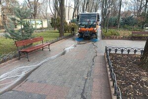 В Одессе запятнали белой краской плитку в Городском саду