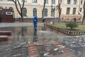 В Одессе запятнали белой краской плитку в Городском саду