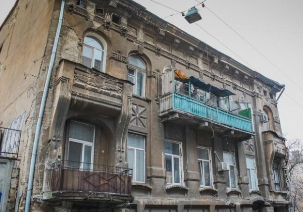 В Одессе продолжили запрет на движение транспорта по одному из переулков: ремонтируют памятник архитектуры