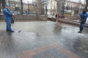 В Одессе запятнали белой краской плитку в Городском саду