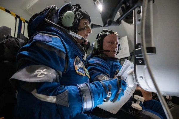 Астронавты NASA задержатся на МКС до февраля