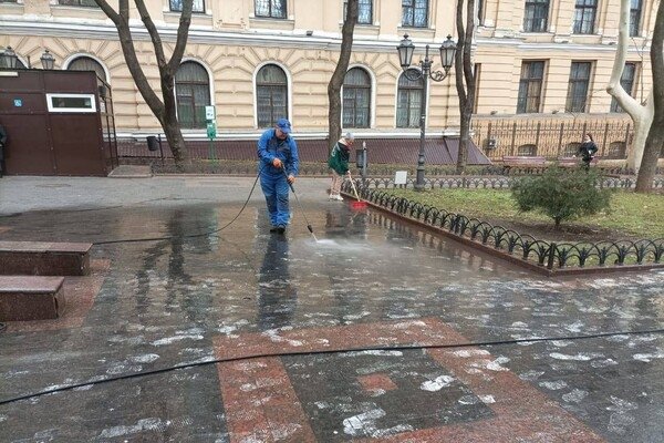 В Одессе запятнали белой краской плитку в Городском саду