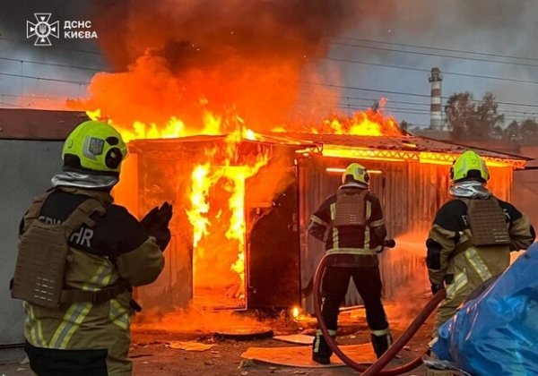 В результате падения обломков сбитых российских дронов горел склад на Киевщине