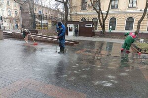 В Одессе запятнали белой краской плитку в Городском саду