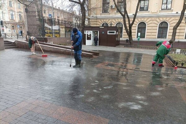 В Одессе запятнали белой краской плитку в Городском саду