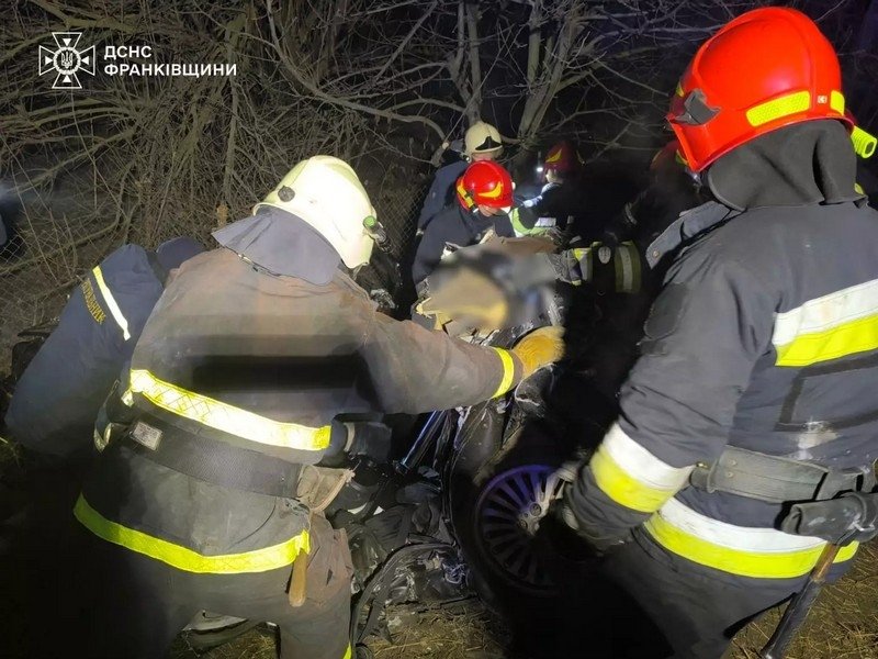 Серед загиблих — підлітки: п'ятеро людей стали жертвами автокатастрофи на Прикарпатті (фото)