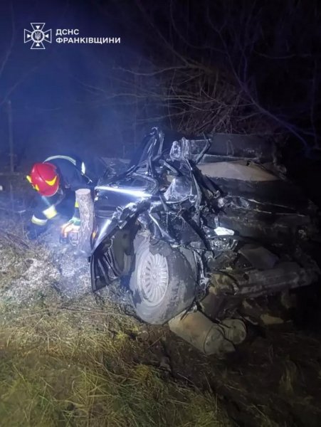 Серед загиблих — підлітки: п'ятеро людей стали жертвами автокатастрофи на Прикарпатті (фото)