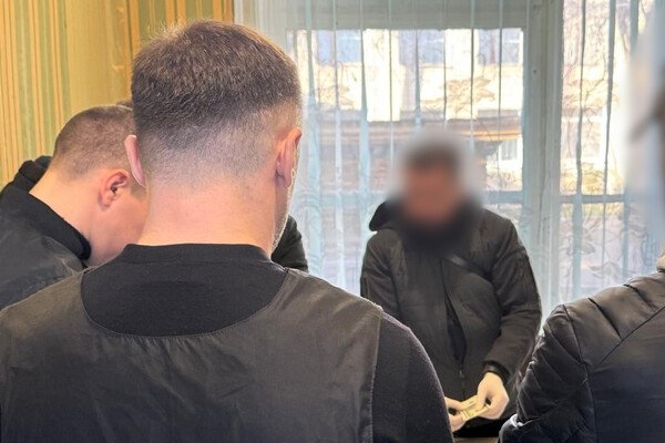 Предоставлял документы для отсрочки: в Одессе чиновника психбольницы подозревают во взяточничестве