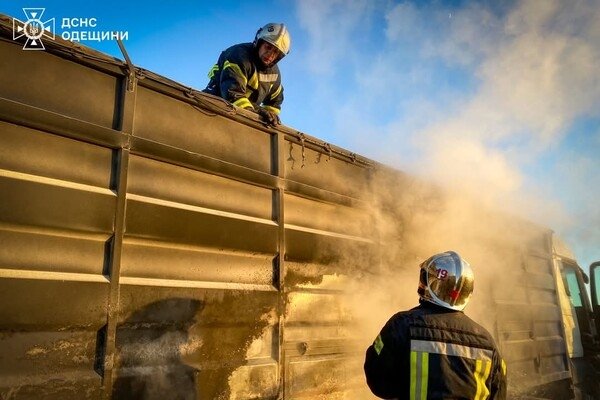 На трассе Одесса – Киев загорелся грузовик с зерном