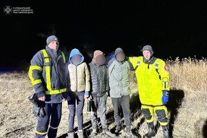 В Одесской области двое подростков застряли на льду и чуть не провалились в пруд