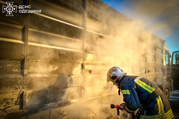 На трассе Одесса – Киев загорелся грузовик с зерном