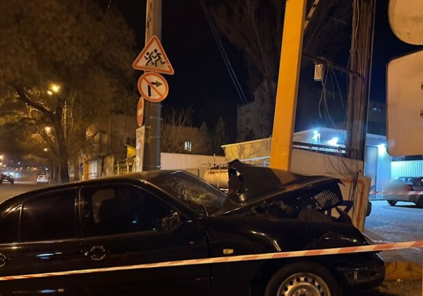 На Дальницкой в Одессе легковушка врезалась в стелу АЗС: есть травмированные