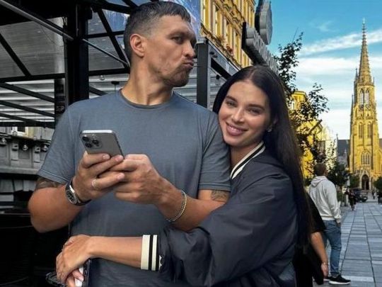 «Кохаю»: дружина Усика у його день народження поділилася архівними сімейними фото