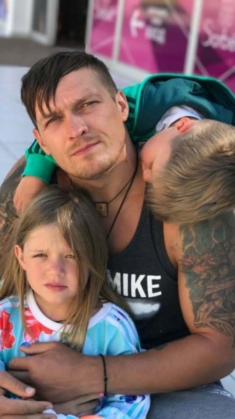 «Кохаю»: дружина Усика у його день народження поділилася архівними сімейними фото