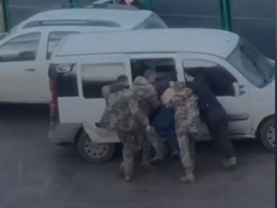 Львівський ТЦК потрапив у скандал із «бусифікацією»: у ситуацію втрутився омбудсмен (відео)
