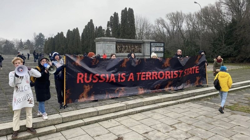 Пішли по кістках: під час покладання квітів до пам’ятника радянським солдатам у Варшаві стався інцидент (відео)