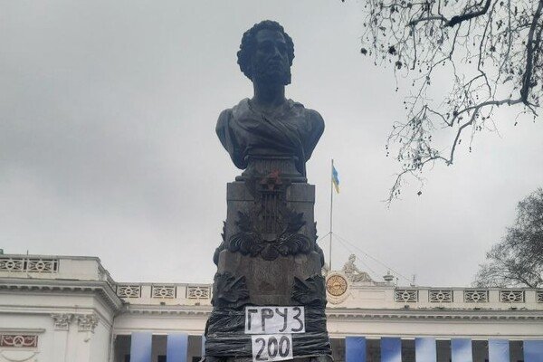 "Груз 200": на памятнике Пушкину в Одессе появилась надпись