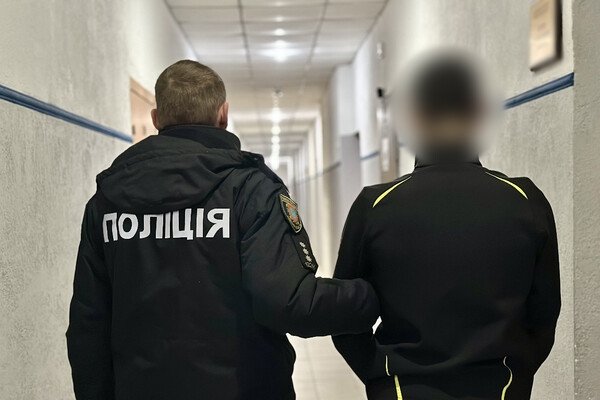 В Одессе задержали подозреваемого в поджоге автомобилей в паркинге в Аркадии