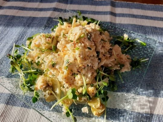 Незвичайний салат із маринованими огірками: ситно та смачно