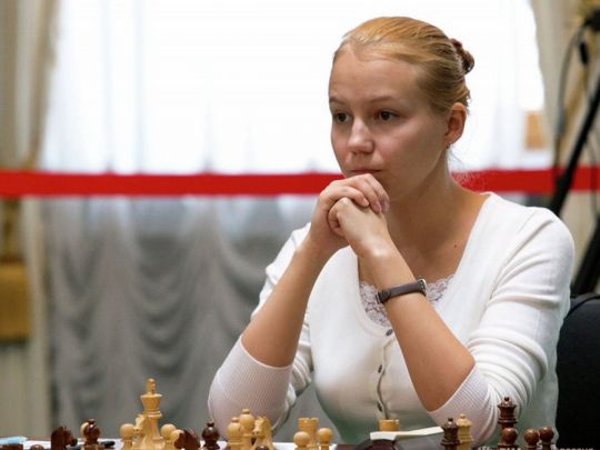 Шахістка-чемпіонка з росії красувалася з людиною у формі армії рф на заході в москві: від ФІДЕ вимагають пояснень
