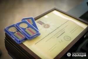 В Одессе родным погибших от ракетного удара полицейских вручили награды Президента Украины