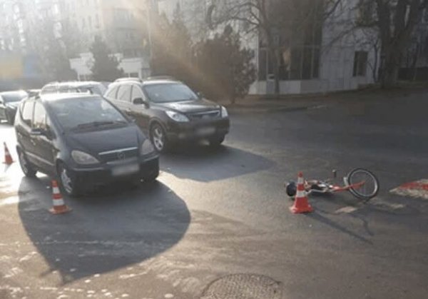 В Одесском районе в ДТП с участием двух автомобилей травмировался велосипедист